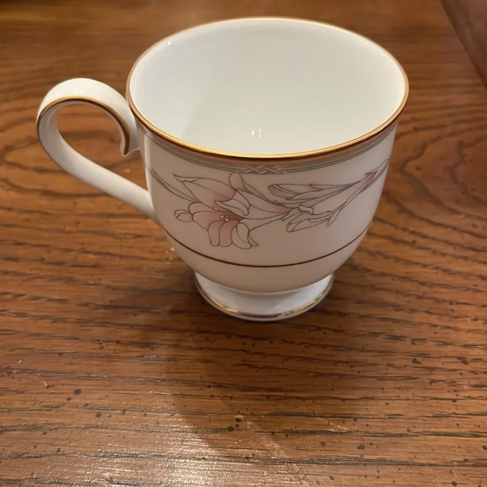 Noritake Jenna 12 five piece settings and oval vegetable‎ bowl